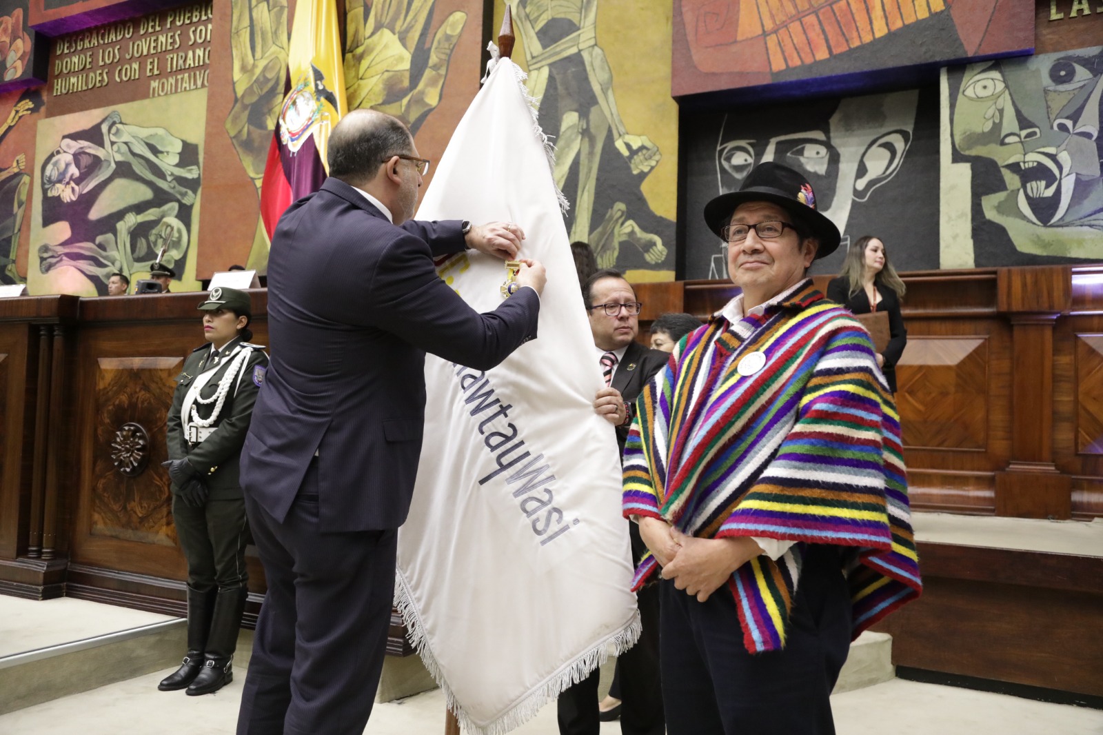 Condecoración al mérito educativo a la Universidad Amawtay Wasi