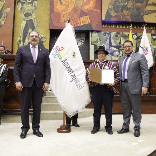 La Universidad Amawtay Wasi recibió la condecoración al mérito educativo por parte de la Asamblea Nacional